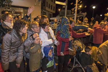 Peñaguda hizo posible en Estella dos horas de cabalgata en la que los Reyes Magos cumplieron con los sueños infantiles