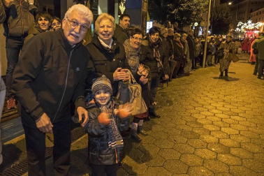 Peñaguda hizo posible en Estella dos horas de cabalgata en la que los Reyes Magos cumplieron con los sueños infantiles