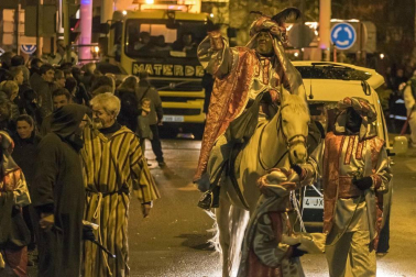 Peñaguda hizo posible en Estella dos horas de cabalgata en la que los Reyes Magos cumplieron con los sueños infantiles