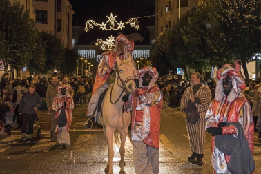 Peñaguda hizo posible en Estella dos horas de cabalgata en la que los Reyes Magos cumplieron con los sueños infantiles