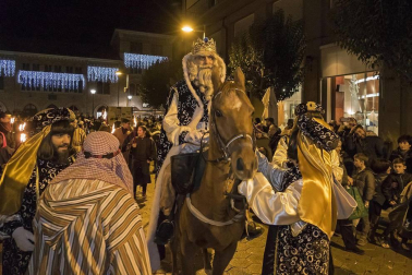 Peñaguda hizo posible en Estella dos horas de cabalgata en la que los Reyes Magos cumplieron con los sueños infantiles