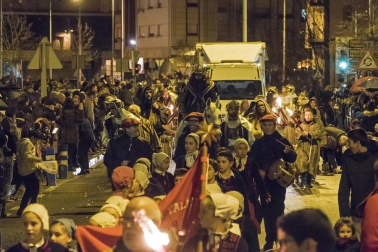 Peñaguda hizo posible en Estella dos horas de cabalgata en la que los Reyes Magos cumplieron con los sueños infantiles