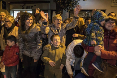 Peñaguda hizo posible en Estella dos horas de cabalgata en la que los Reyes Magos cumplieron con los sueños infantiles