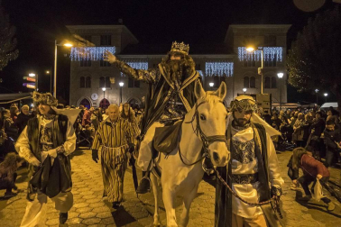 Peñaguda hizo posible en Estella dos horas de cabalgata en la que los Reyes Magos cumplieron con los sueños infantiles