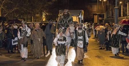 Peñaguda hizo posible en Estella dos horas de cabalgata en la que los Reyes Magos cumplieron con los sueños infantiles