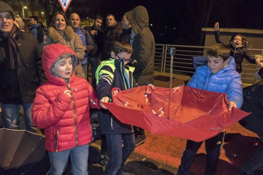 Peñaguda hizo posible en Estella dos horas de cabalgata en la que los Reyes Magos cumplieron con los sueños infantiles