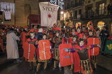 Peñaguda hizo posible en Estella dos horas de cabalgata en la que los Reyes Magos cumplieron con los sueños infantiles