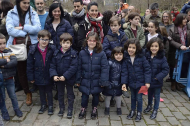 Imágenes de la llegada de los Reyes Magos a Pamplona, desde el puente de la Magdalena al Ayuntamiento.
