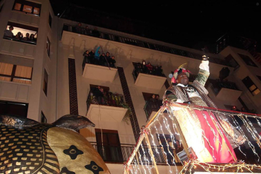 Imágenes de la llegada de los Reyes Magos a Pamplona, desde el puente de la Magdalena al Ayuntamiento.