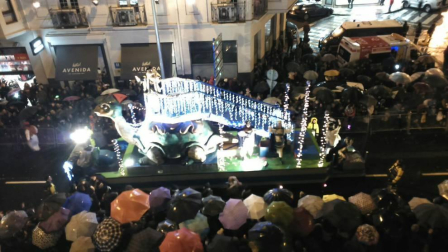 Imágenes de la llegada de los Reyes Magos a Pamplona, desde el puente de la Magdalena al Ayuntamiento.