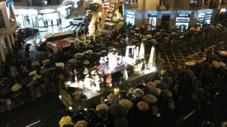 Imágenes de la llegada de los Reyes Magos a Pamplona, desde el puente de la Magdalena al Ayuntamiento.