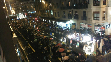 Imágenes de la llegada de los Reyes Magos a Pamplona, desde el puente de la Magdalena al Ayuntamiento.