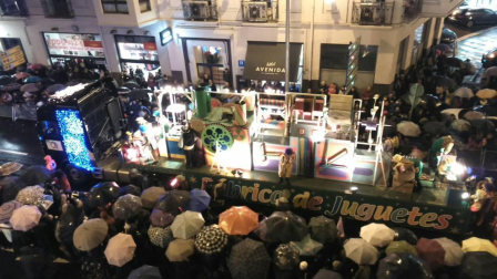 La cabalgata de Reyes reúne en la capital navarra a miles de personas.