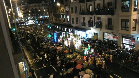 La cabalgata de Reyes reúne en la capital navarra a miles de personas.