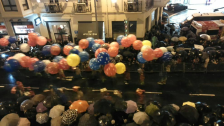 Imágenes de la llegada de los Reyes Magos a Pamplona, desde el puente de la Magdalena al Ayuntamiento.