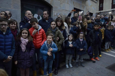Imágenes de la llegada de los Reyes Magos a Pamplona, desde el puente de la Magdalena al Ayuntamiento.