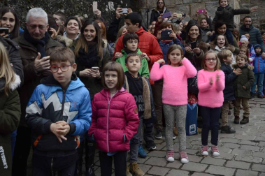 Imágenes de la llegada de los Reyes Magos a Pamplona, desde el puente de la Magdalena al Ayuntamiento.