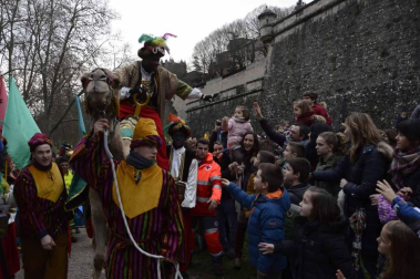 Imágenes de la llegada de los Reyes Magos a Pamplona, desde el puente de la Magdalena al Ayuntamiento.