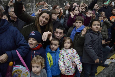 Imágenes de la llegada de los Reyes Magos a Pamplona, desde el puente de la Magdalena al Ayuntamiento.