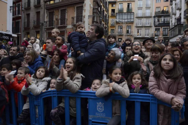 Imágenes de la llegada de los Reyes Magos a Pamplona, desde el puente de la Magdalena al Ayuntamiento.