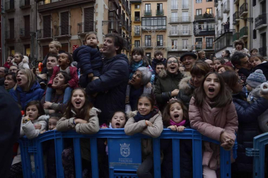 Imágenes de la llegada de los Reyes Magos a Pamplona, desde el puente de la Magdalena al Ayuntamiento.