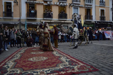 Imágenes de la llegada de los Reyes Magos a Pamplona, desde el puente de la Magdalena al Ayuntamiento.