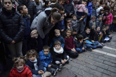 Imágenes de la llegada de los Reyes Magos a Pamplona, desde el puente de la Magdalena al Ayuntamiento.