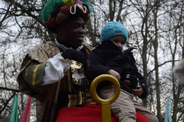 Imágenes de la llegada de los Reyes Magos a Pamplona, desde el puente de la Magdalena al Ayuntamiento.