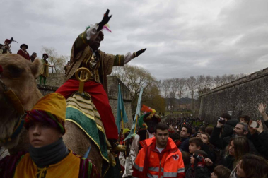 Imágenes de la llegada de los Reyes Magos a Pamplona, desde el puente de la Magdalena al Ayuntamiento.