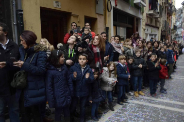 Imágenes de la llegada de los Reyes Magos a Pamplona, desde el puente de la Magdalena al Ayuntamiento.