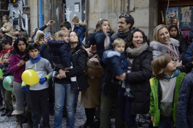 Imágenes de la llegada de los Reyes Magos a Pamplona, desde el puente de la Magdalena al Ayuntamiento.