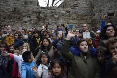 Imágenes de la llegada de los Reyes Magos a Pamplona, desde el puente de la Magdalena al Ayuntamiento.
