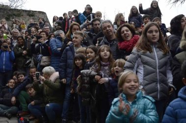 Imágenes de la llegada de los Reyes Magos a Pamplona, desde el puente de la Magdalena al Ayuntamiento.