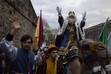Imágenes de la llegada de los Reyes Magos a Pamplona, desde el puente de la Magdalena al Ayuntamiento.