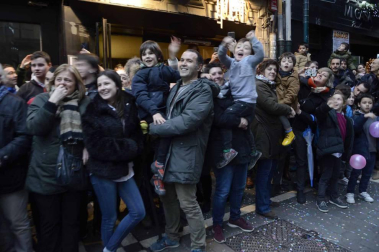 Imágenes de la llegada de los Reyes Magos a Pamplona, desde el puente de la Magdalena al Ayuntamiento.