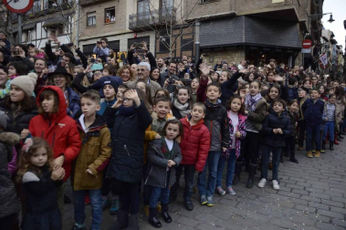 Imágenes de la llegada de los Reyes Magos a Pamplona, desde el puente de la Magdalena al Ayuntamiento.
