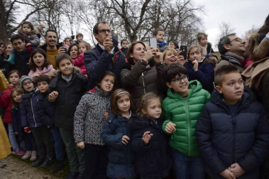 Imágenes de la llegada de los Reyes Magos a Pamplona, desde el puente de la Magdalena al Ayuntamiento.