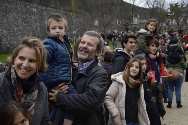 Imágenes de la llegada de los Reyes Magos a Pamplona, desde el puente de la Magdalena al Ayuntamiento.