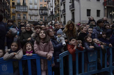 Imágenes de la llegada de los Reyes Magos a Pamplona, desde el puente de la Magdalena al Ayuntamiento.