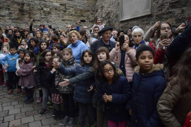Imágenes de la llegada de los Reyes Magos a Pamplona, desde el puente de la Magdalena al Ayuntamiento.