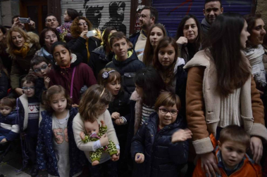 Imágenes de la llegada de los Reyes Magos a Pamplona, desde el puente de la Magdalena al Ayuntamiento.