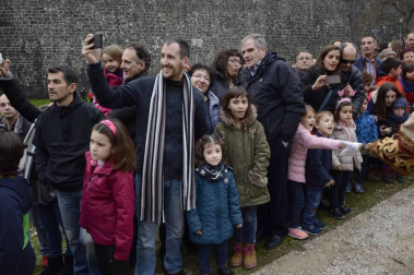 Imágenes de la llegada de los Reyes Magos a Pamplona, desde el puente de la Magdalena al Ayuntamiento.