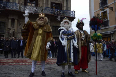 Imágenes de la llegada de los Reyes Magos a Pamplona, desde el puente de la Magdalena al Ayuntamiento.
