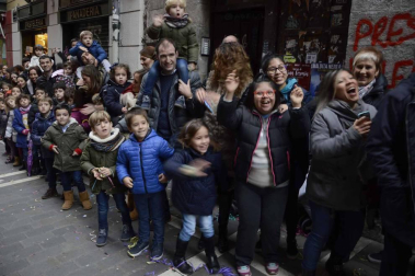 Imágenes de la llegada de los Reyes Magos a Pamplona, desde el puente de la Magdalena al Ayuntamiento.
