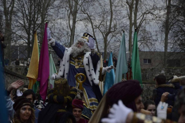Imágenes de la llegada de los Reyes Magos a Pamplona, desde el puente de la Magdalena al Ayuntamiento.