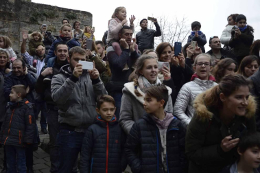 Imágenes de la llegada de los Reyes Magos a Pamplona, desde el puente de la Magdalena al Ayuntamiento.