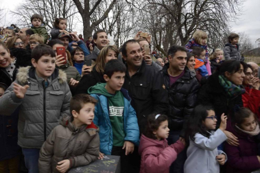 Imágenes de la llegada de los Reyes Magos a Pamplona, desde el puente de la Magdalena al Ayuntamiento.