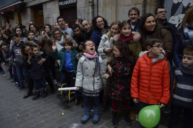 Imágenes de la llegada de los Reyes Magos a Pamplona, desde el puente de la Magdalena al Ayuntamiento.