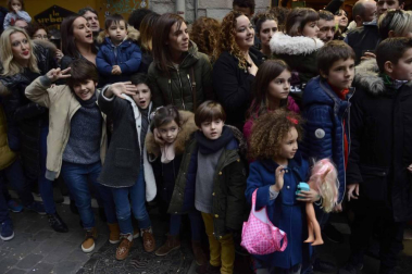 Imágenes de la llegada de los Reyes Magos a Pamplona, desde el puente de la Magdalena al Ayuntamiento.