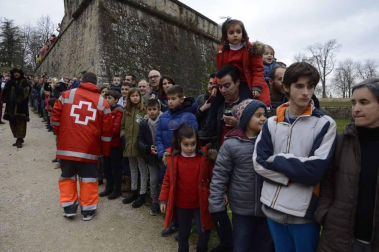 Imágenes de la llegada de los Reyes Magos a Pamplona, desde el puente de la Magdalena al Ayuntamiento.